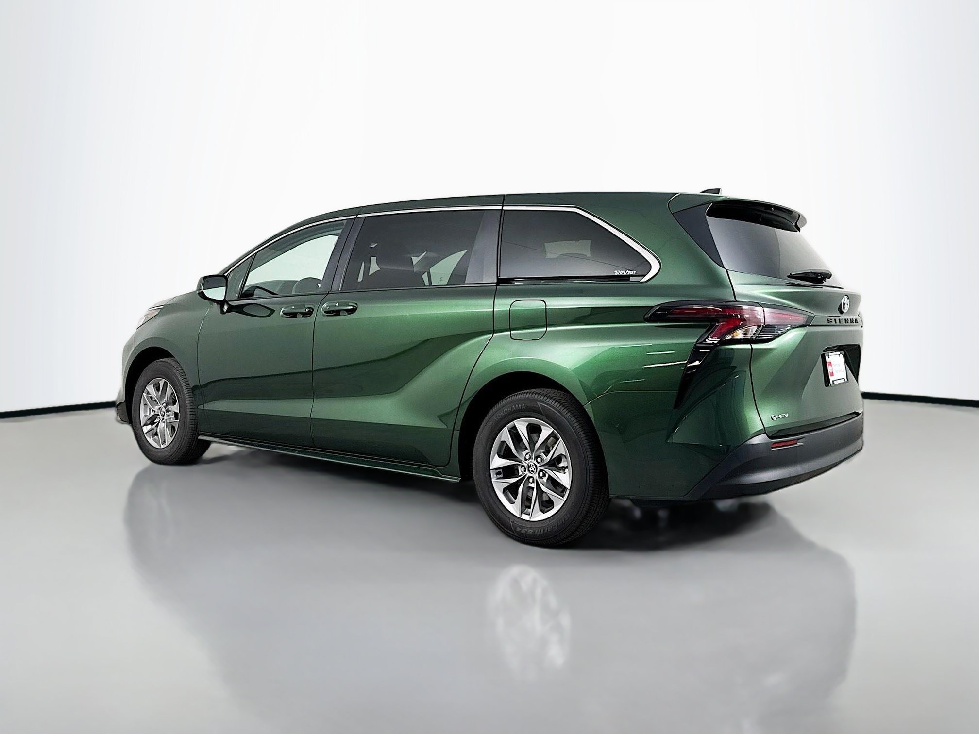 Certified 2026 Toyota Sienna LE FWD image 5