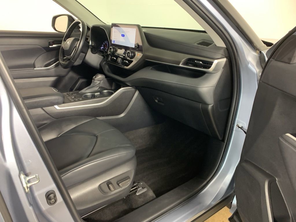 Used 2023 Toyota Highlander XLE image 42