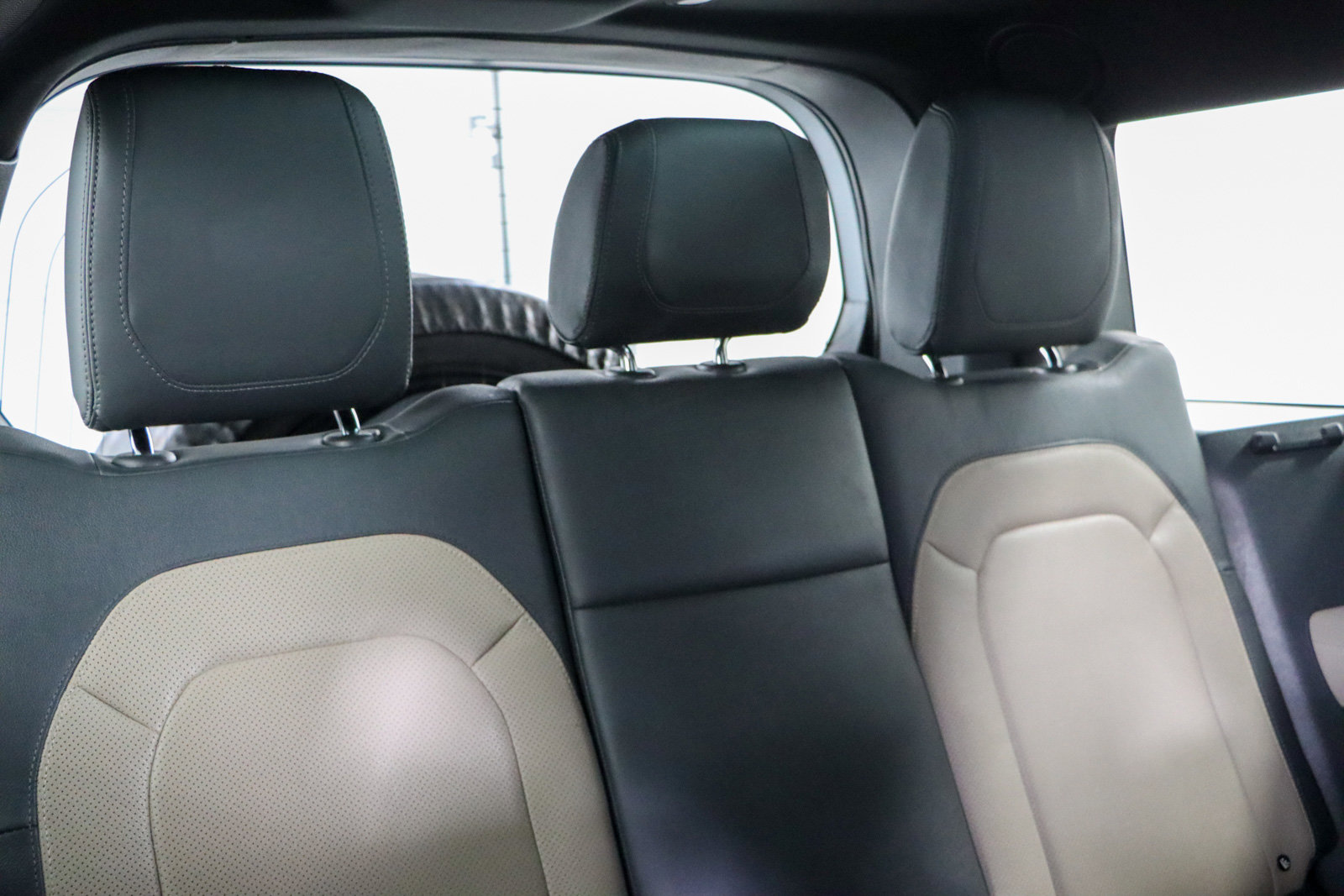 Used 2023 Land Rover Defender 130 X-Dynamic SE image 30