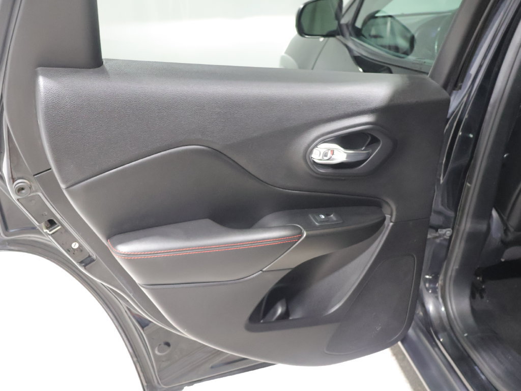 Used 2021 Jeep Cherokee Trailhawk w/ Comfort/Convenience Group AWD/4WD image 18