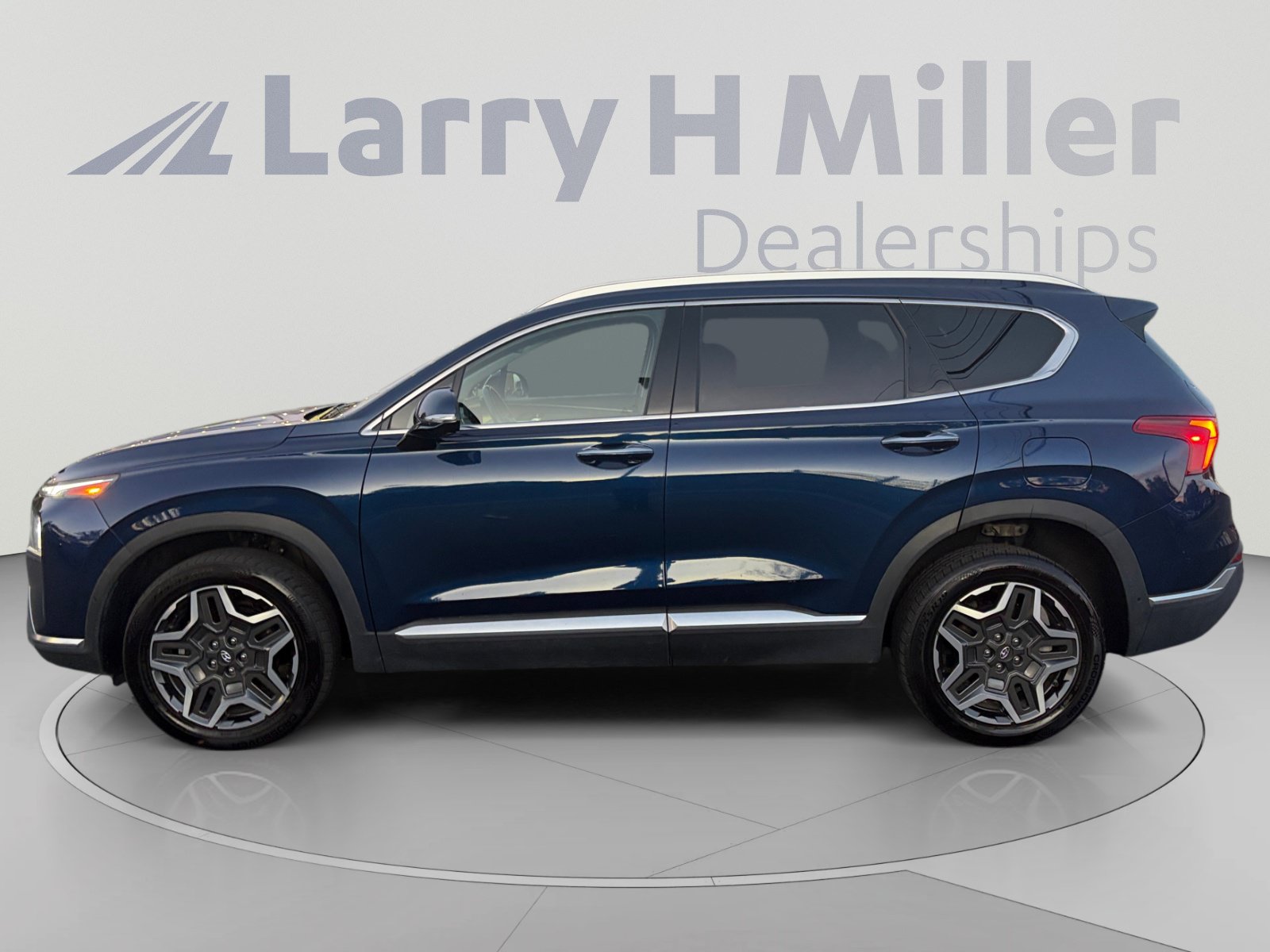 Used 2023 Hyundai Santa Fe Limited AWD/4WD image 2