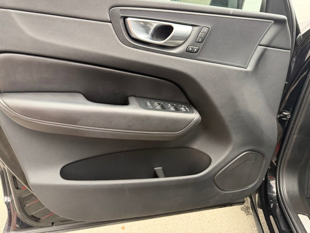 Used 2024 Volvo XC60 B5 Plus image 11