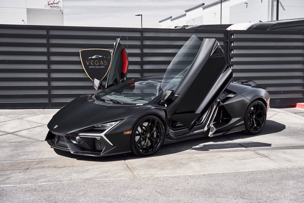 Used 2025 Lamborghini Revuelto image 6