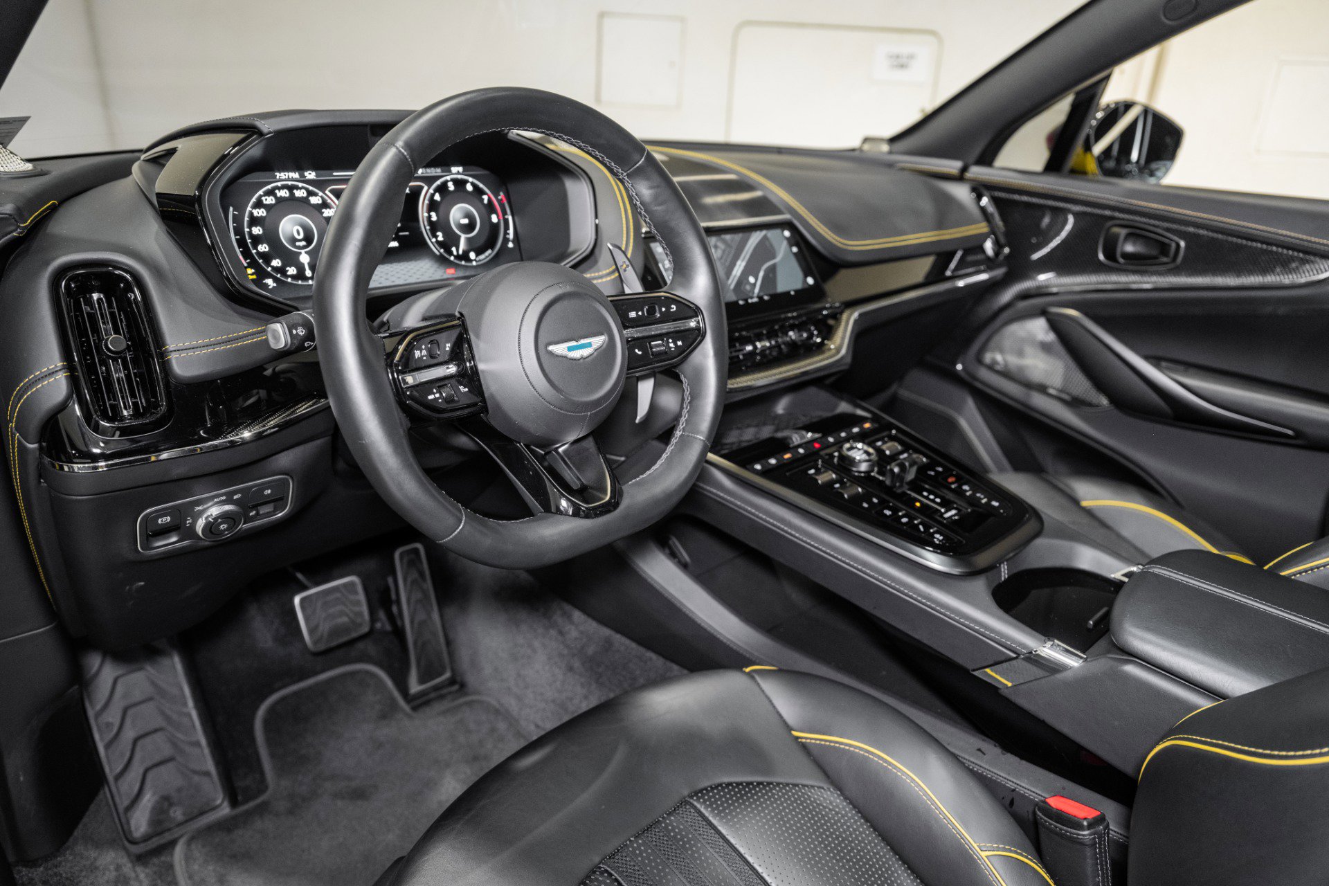 Used 2025 Aston Martin DBX 707 image 3