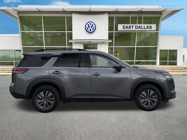 Used 2024 Nissan Pathfinder SV image 2