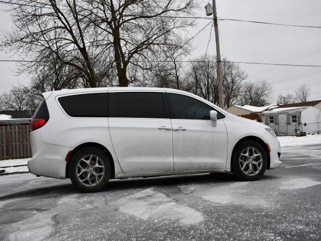 Used 2019 Chrysler Pacifica Touring Plus w/ Tire & Wheel Group image 8