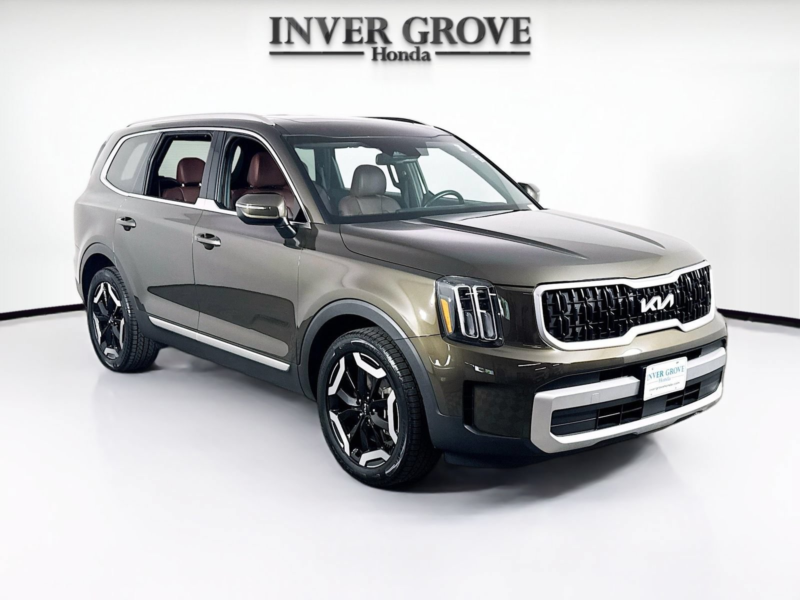 Used 2024 Kia Telluride EX w/ EX Captain's Chair Package AWD/4WD image 3