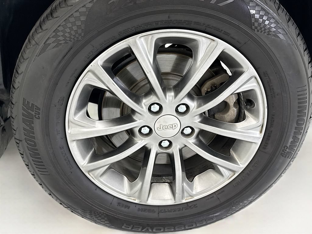 Used 2019 Jeep Cherokee Latitude Plus w/ Comfort/Convenience Group AWD/4WD image 29