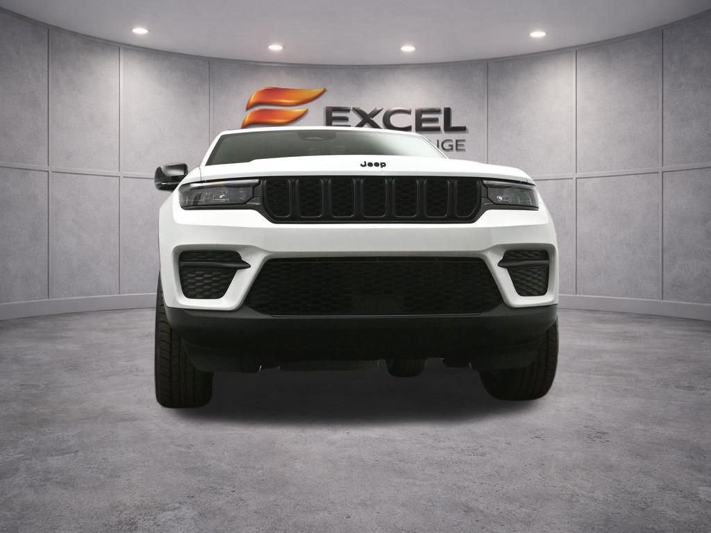 Used 2025 Jeep Grand Cherokee Altitude AWD/4WD image 48