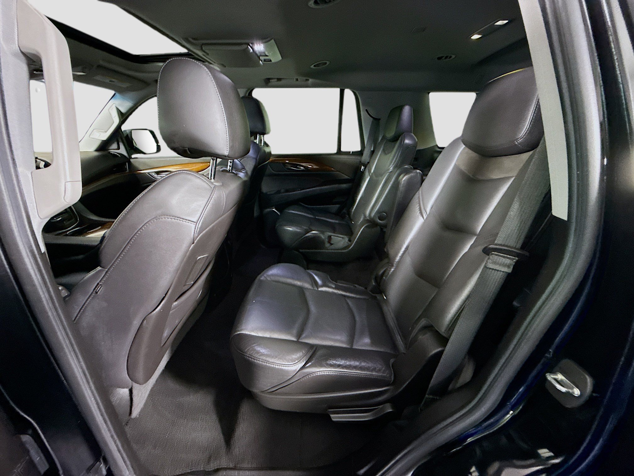 Used 2018 Cadillac Escalade Luxury AWD/4WD image 24
