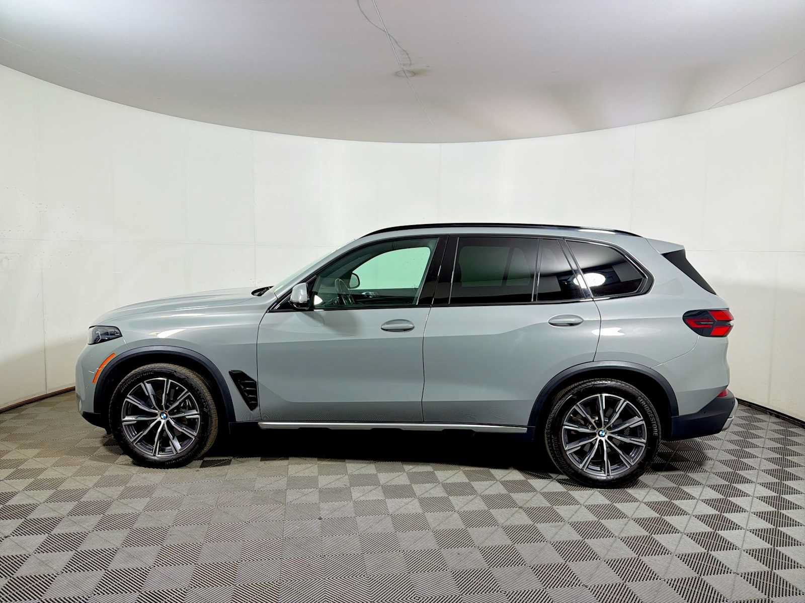Used 2025 BMW X5 xDrive40i w/ M Sport Package AWD/4WD image 4