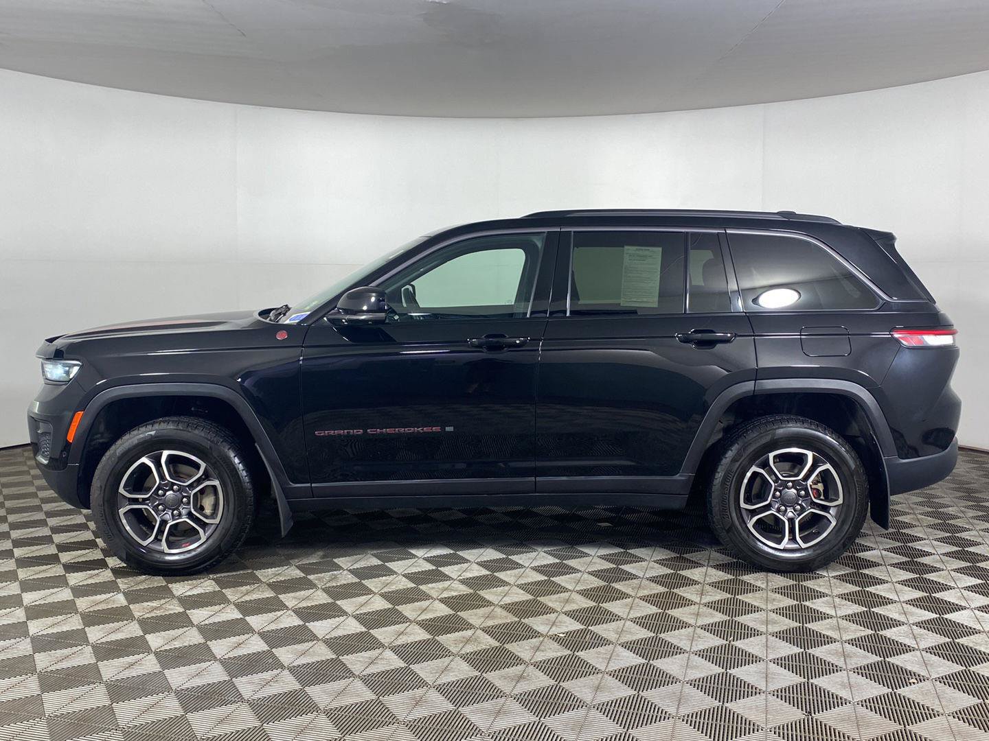 Used 2022 Jeep Grand Cherokee Trailhawk w/ ADV Protech Group II AWD/4WD image 31