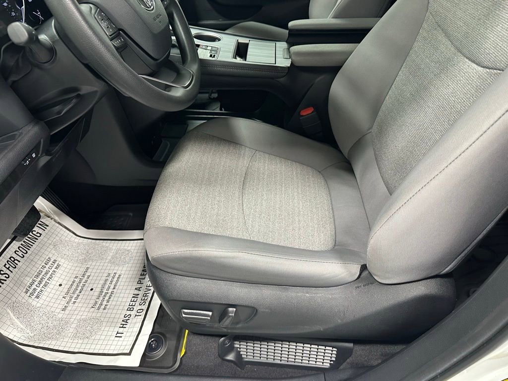 Used 2025 Toyota Sienna LE FWD image 12