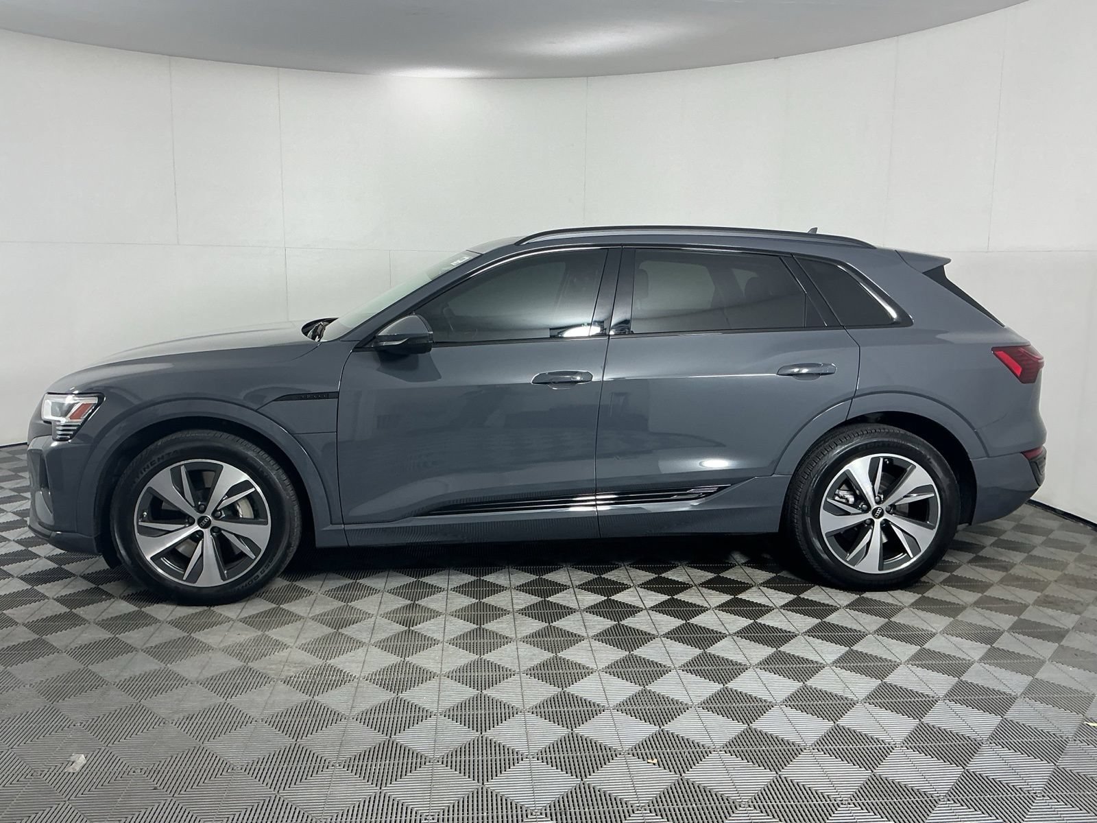 Used 2024 Audi Q8 e-tron Premium Plus AWD/4WD image 5