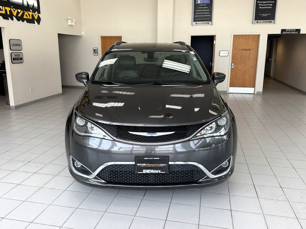 Used 2018 Chrysler Pacifica Touring-L FWD image 3