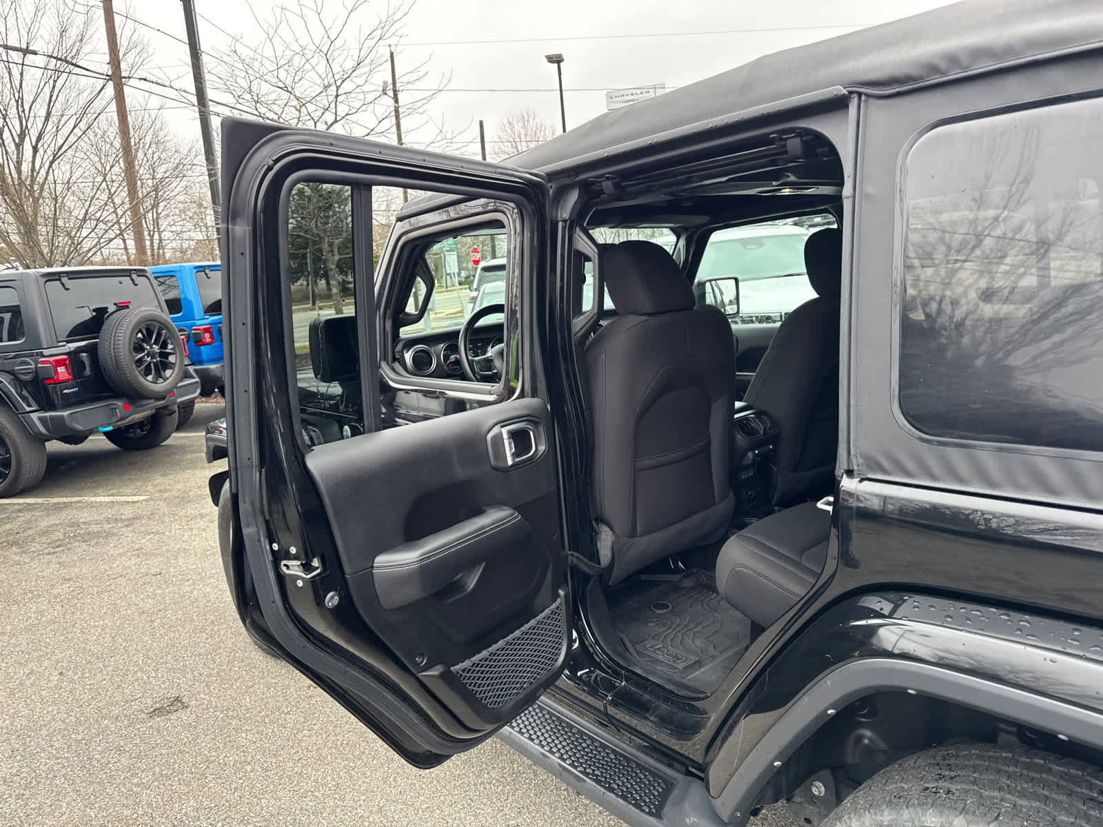 Used 2022 Jeep Wrangler Unlimited Sahara AWD/4WD image 25