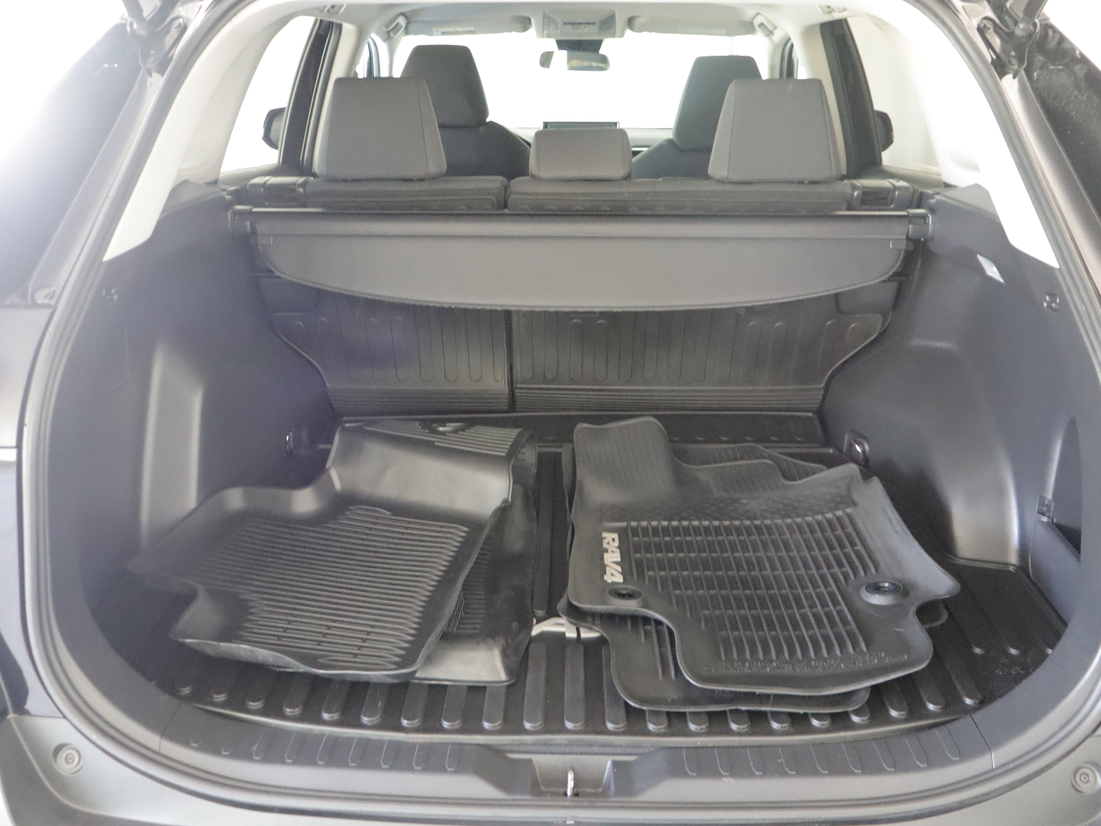 Used 2019 Toyota RAV4 LE AWD/4WD image 19