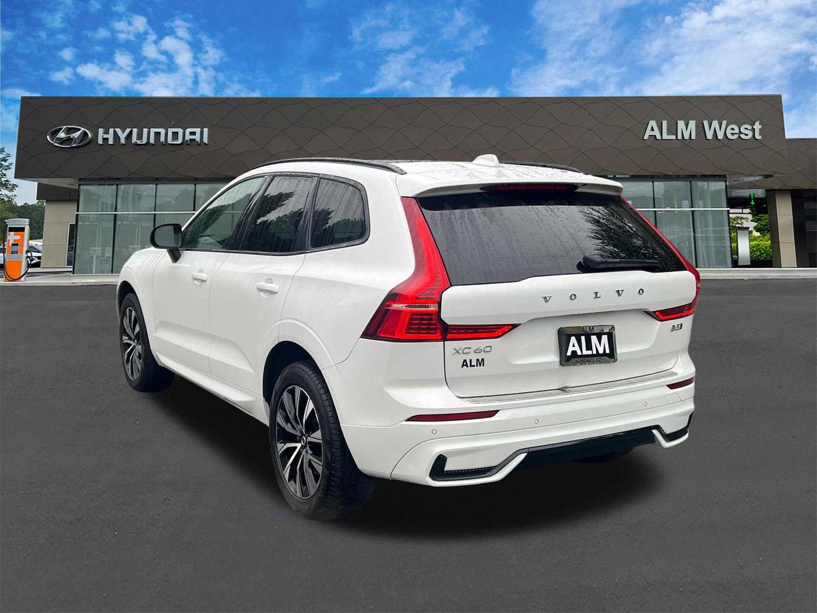 Used 2024 Volvo XC60 B5 Core w/ Protection Package Premier AWD/4WD image 7