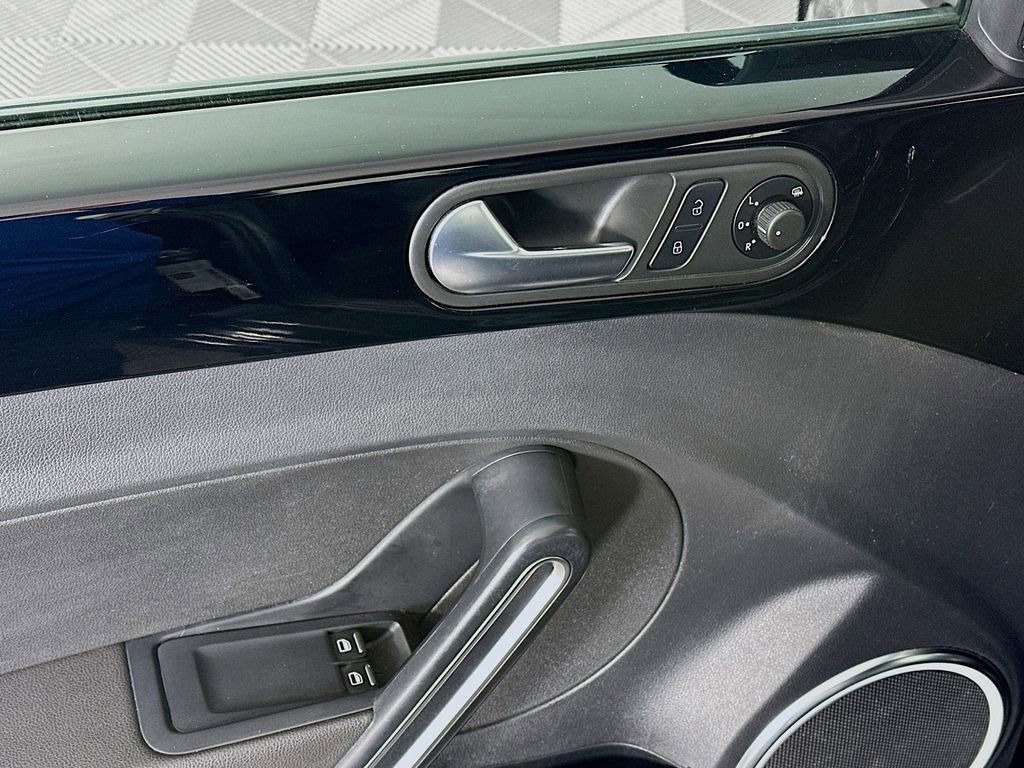 Used 2014 Volkswagen Beetle 2.5 image 21