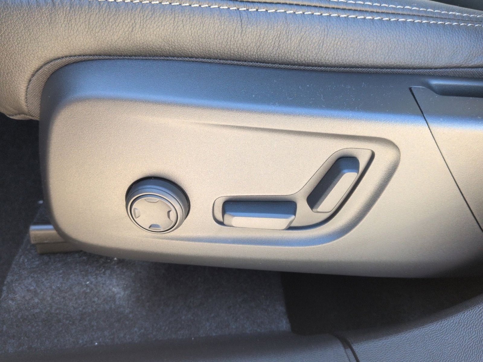 New 2026 Volvo XC40 B5 Plus w/ Protection Package Premier image 14