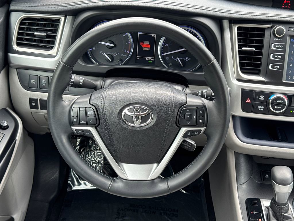Used 2019 Toyota Highlander XLE FWD image 24