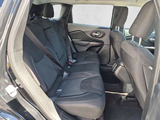 Used 2019 Jeep Cherokee Latitude w/ Popular Appearance Group FWD image 12