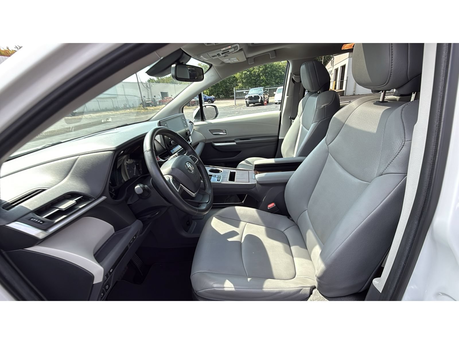 Certified 2024 Toyota Sienna XLE FWD image 32