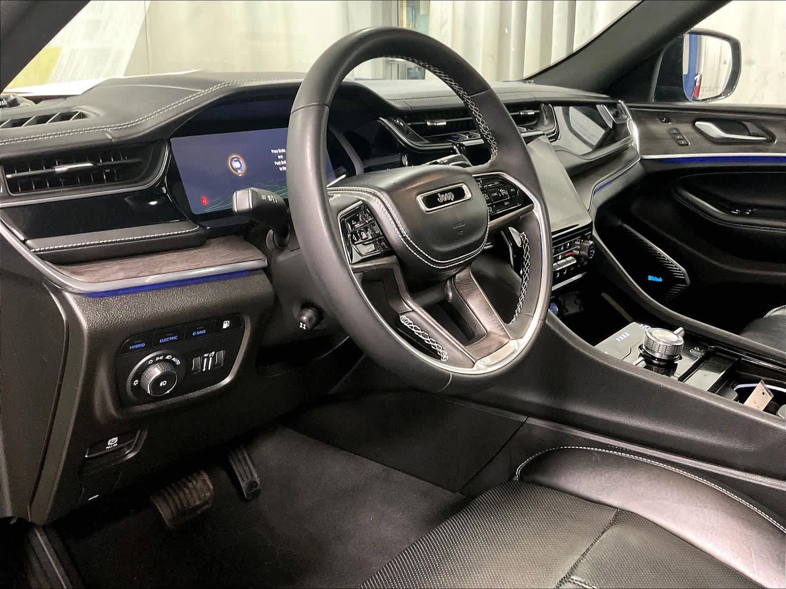 Used 2023 Jeep Grand Cherokee Overland w/ Luxury Tech Group IV AWD/4WD image 8