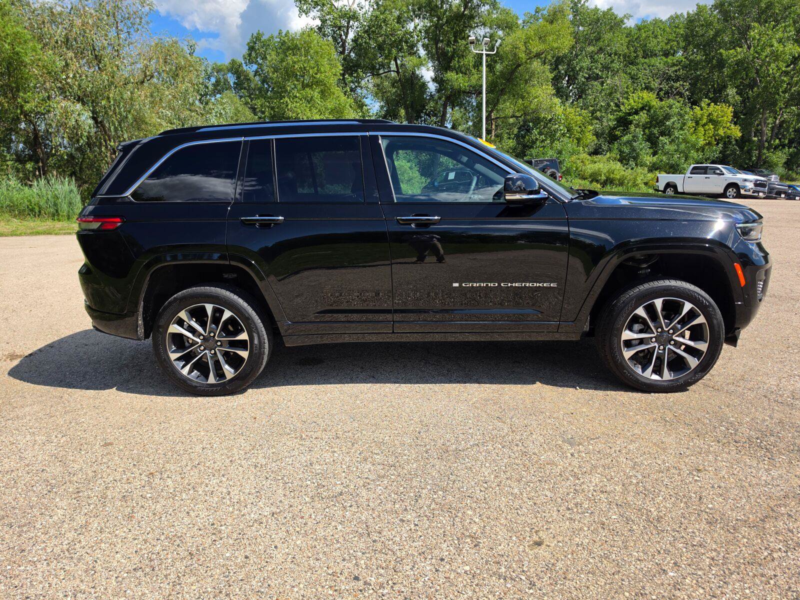 Used 2023 Jeep Grand Cherokee Overland w/ Luxury Tech Group IV AWD/4WD image 5