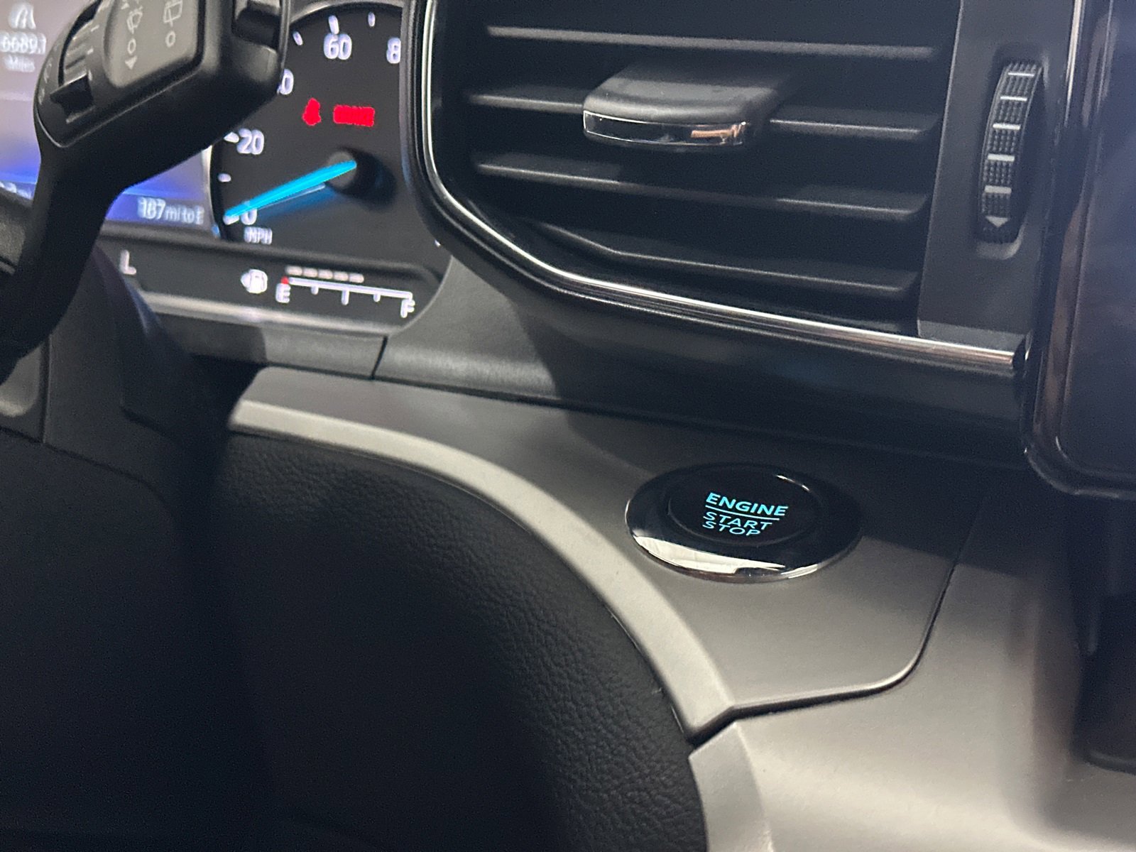 Used 2022 Ford Explorer XLT w/ Equipment Group 202A image 30