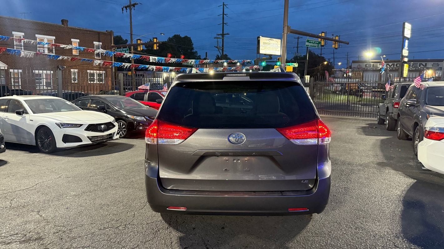 Used 2012 Toyota Sienna LE image 4