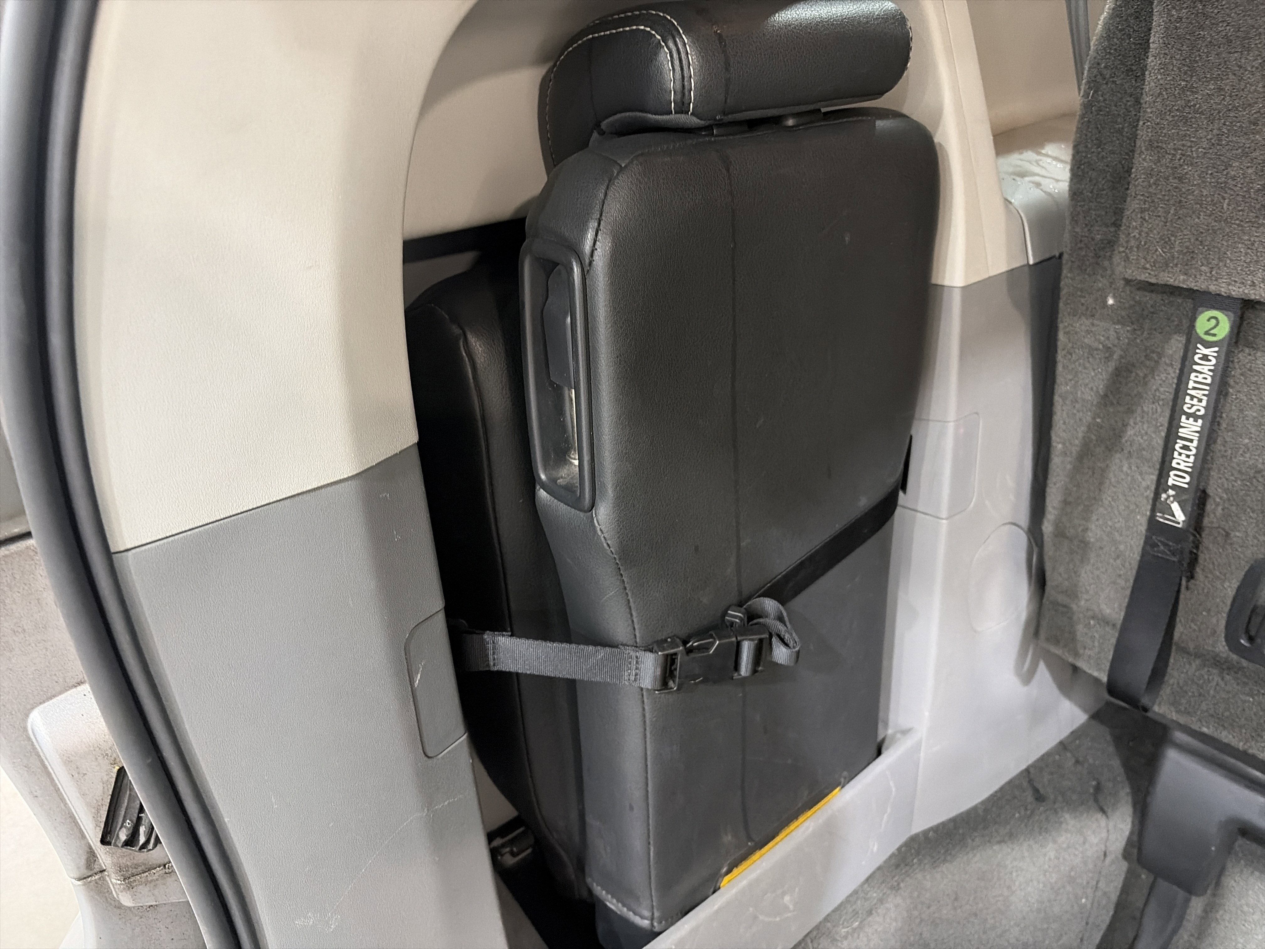 Used 2013 Toyota Sienna SE w/ Premium Pkg w/Entune FWD image 31