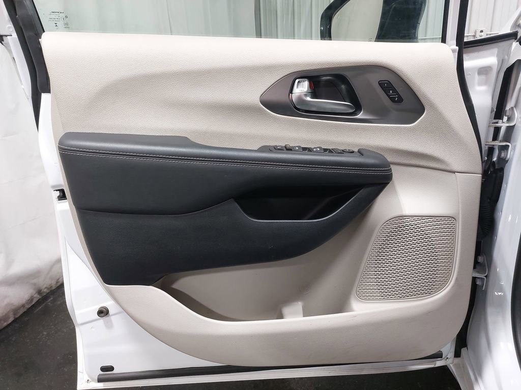 Used 2024 Chrysler Pacifica Touring-L image 47