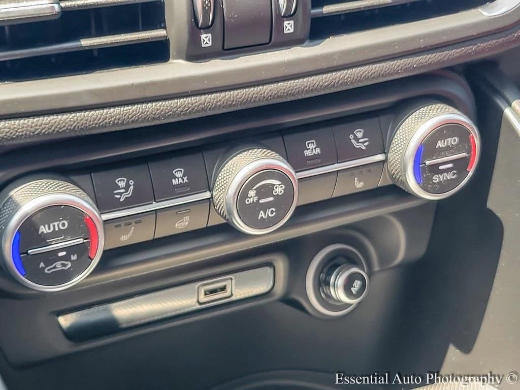 New 2025 Alfa Romeo Giulia AWD w/ Veloce Package AWD image 16