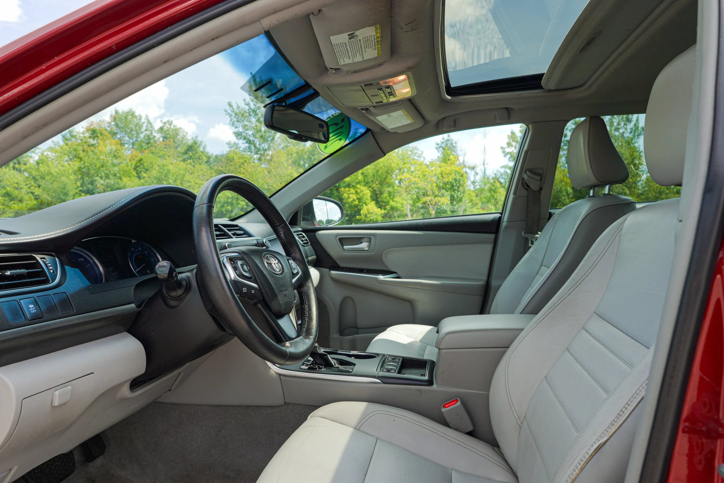 Used 2015 Toyota Camry XLE w/ Moonroof Package FWD image 11