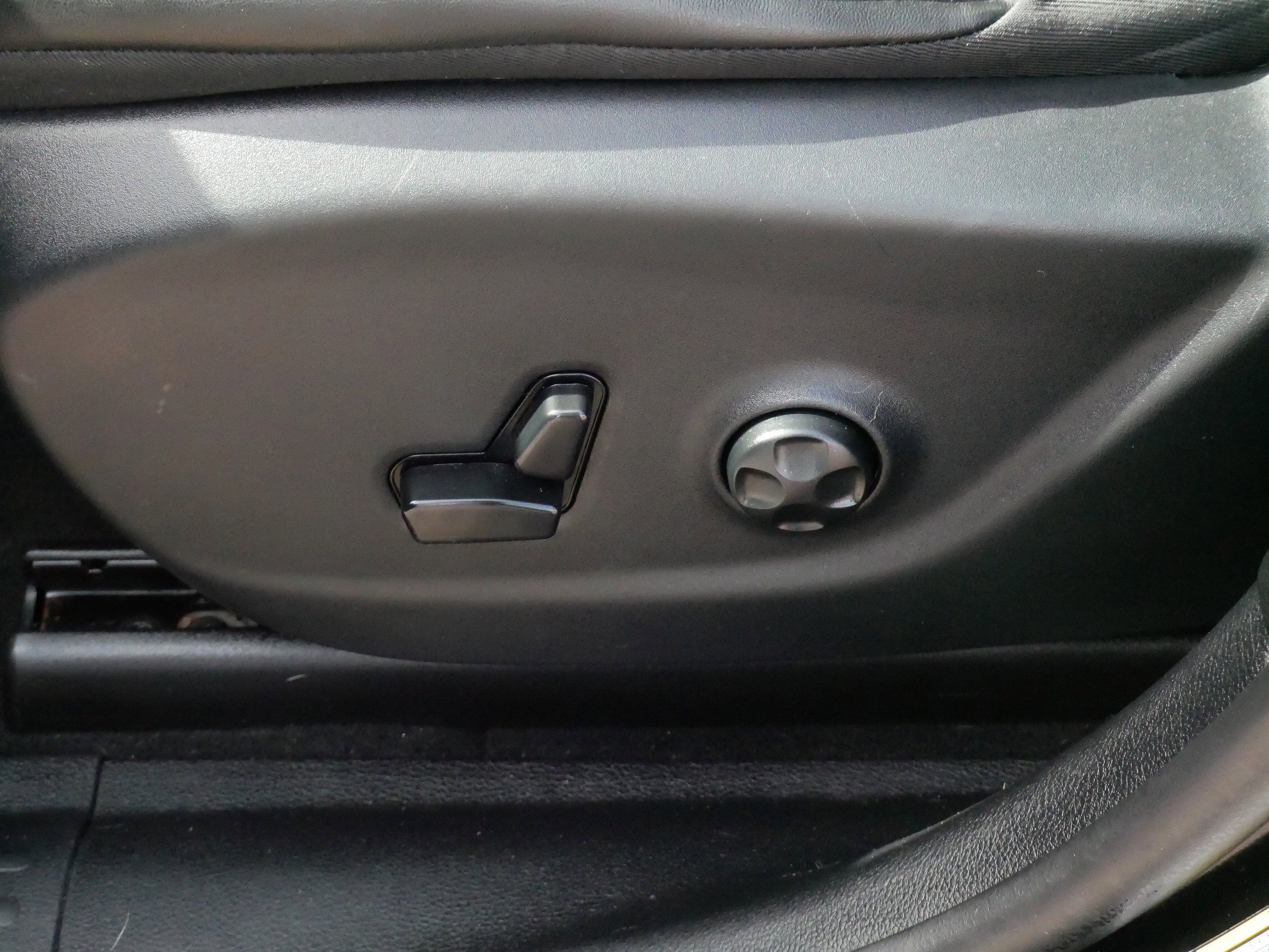 Used 2019 Jeep Cherokee Trailhawk w/ Cold Weather Group image 23