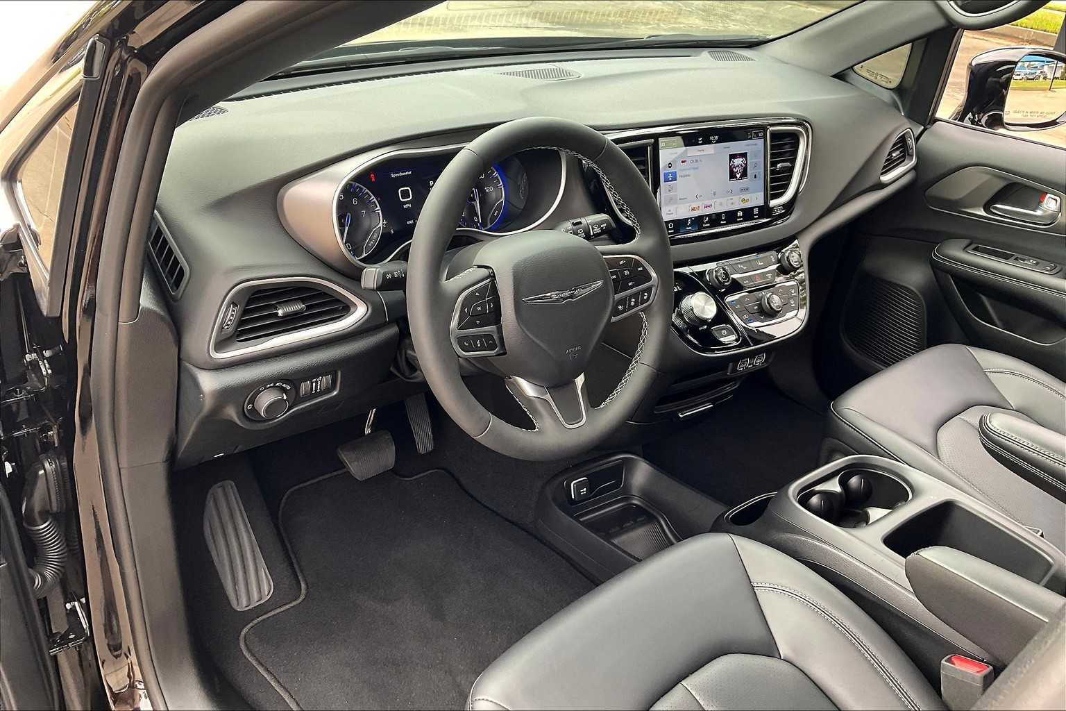 Certified 2025 Chrysler Voyager LX image 15