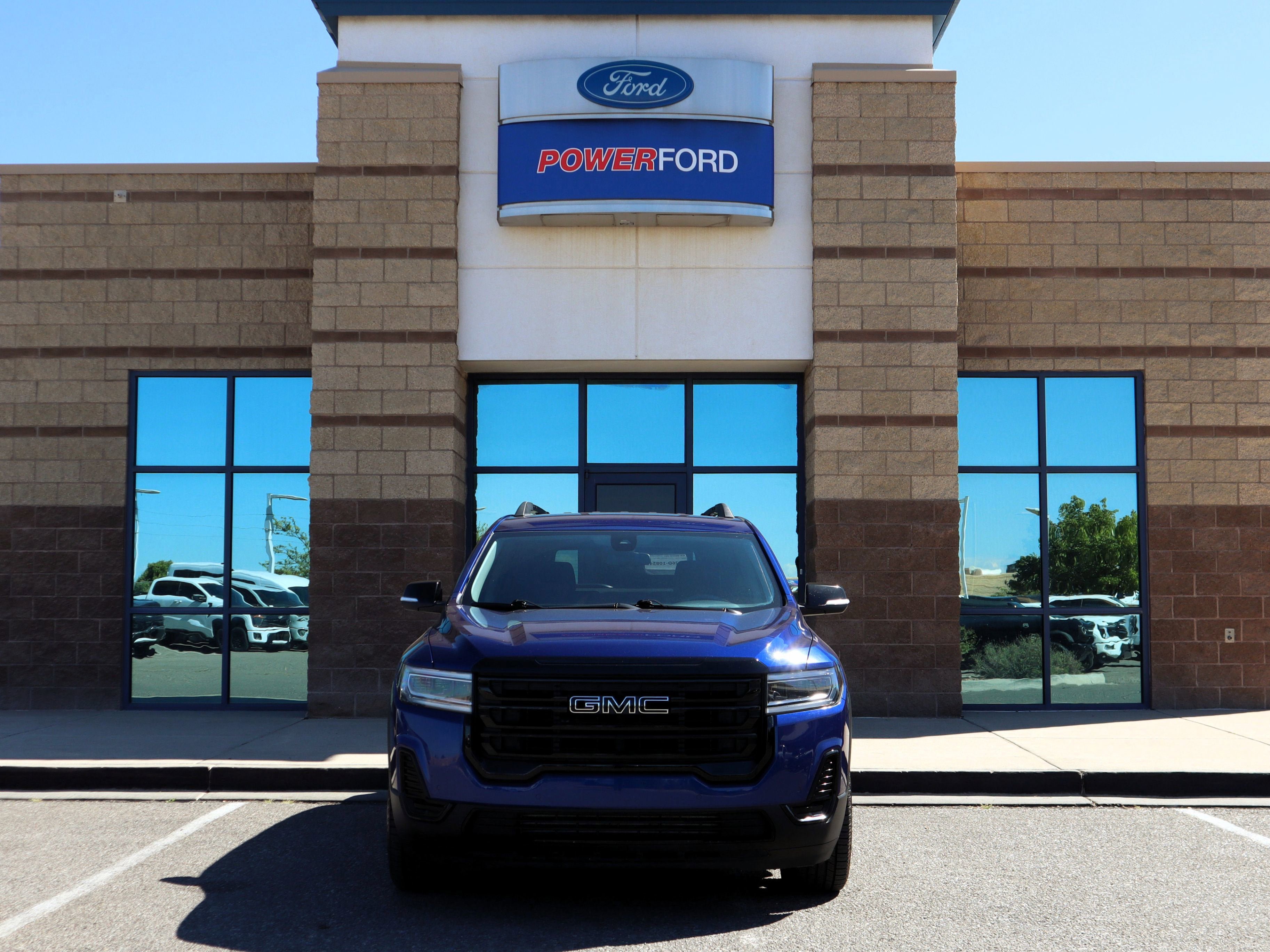 Used 2023 GMC Acadia SLE w/ Driver Convenience Package image 3