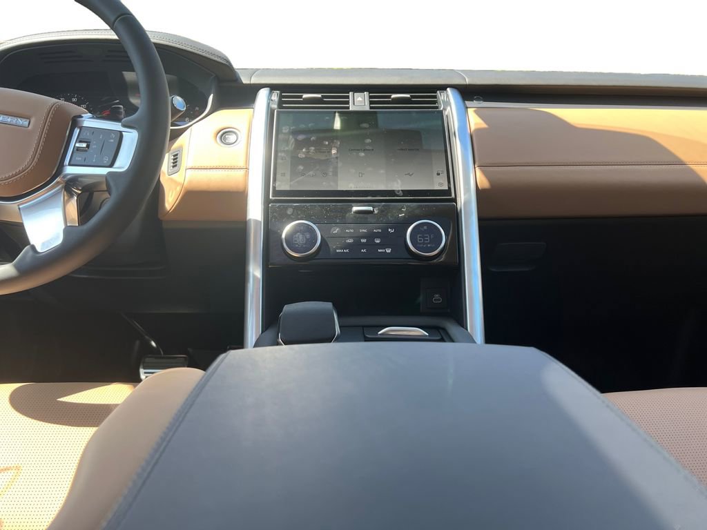 New 2025 Land Rover Discovery Metropolitan Edition image 27