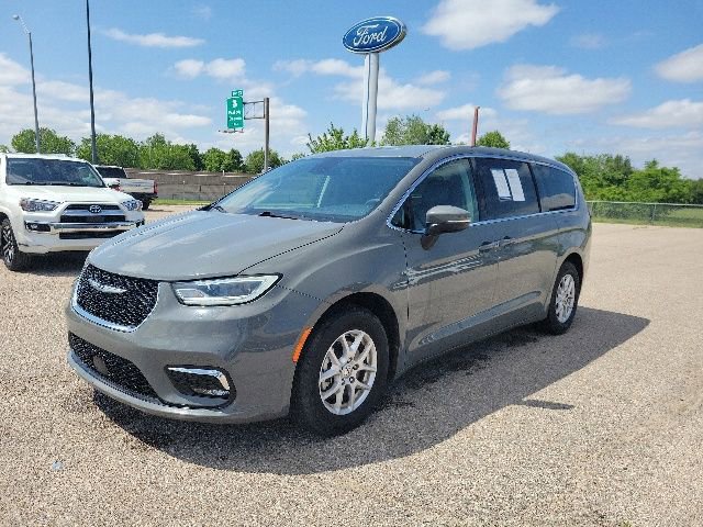 Used 2023 Chrysler Pacifica Touring-L FWD image 17