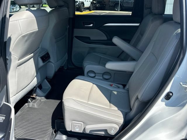 Used 2019 Toyota Highlander XLE AWD/4WD image 29