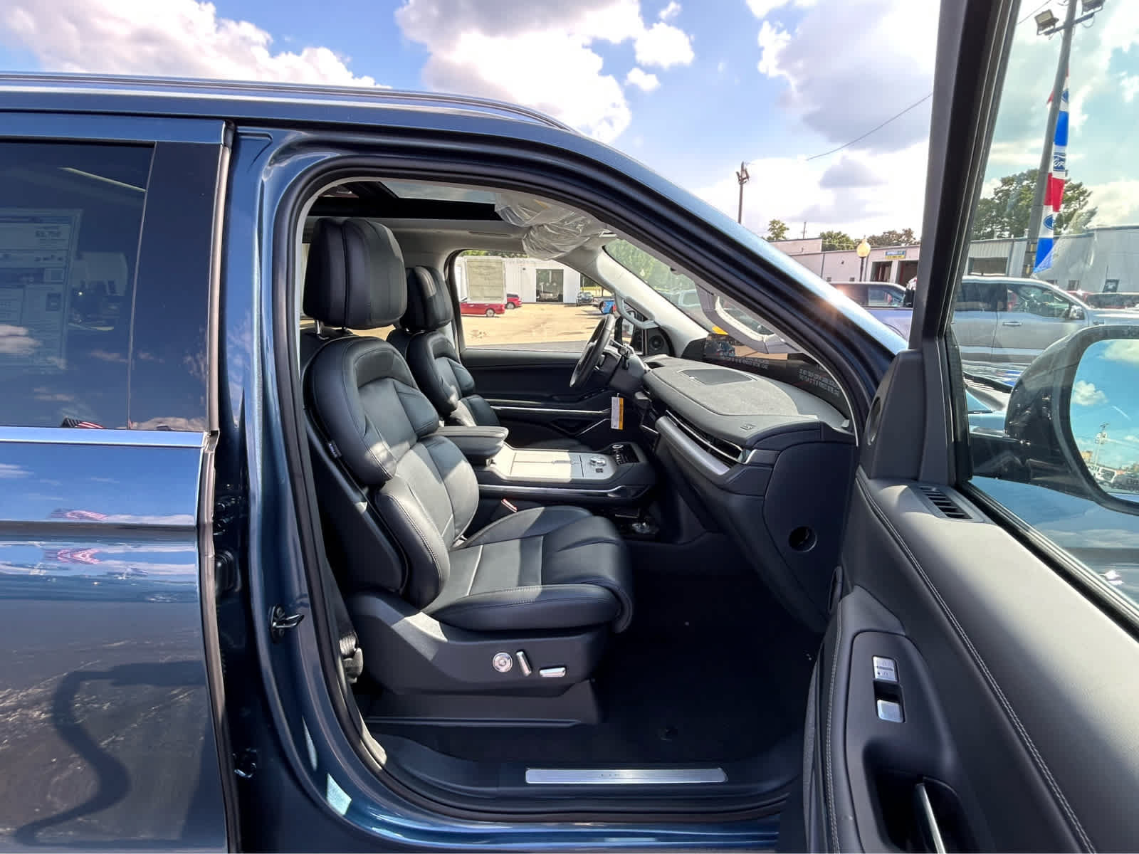 New 2027 Lincoln Navigator Reserve AWD/4WD image 21