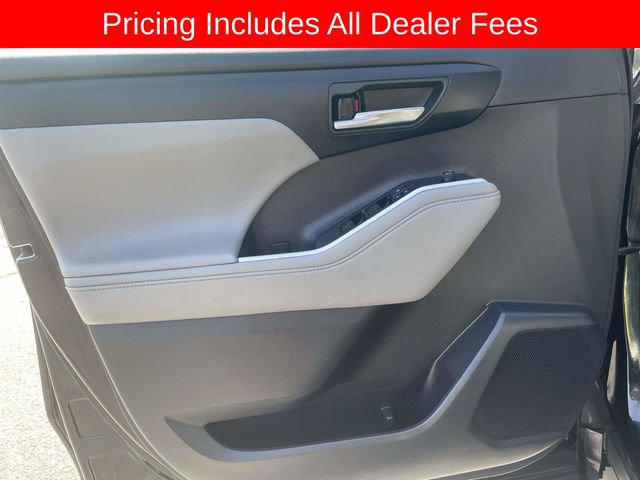 Used 2021 Toyota Highlander XLE AWD/4WD image 20