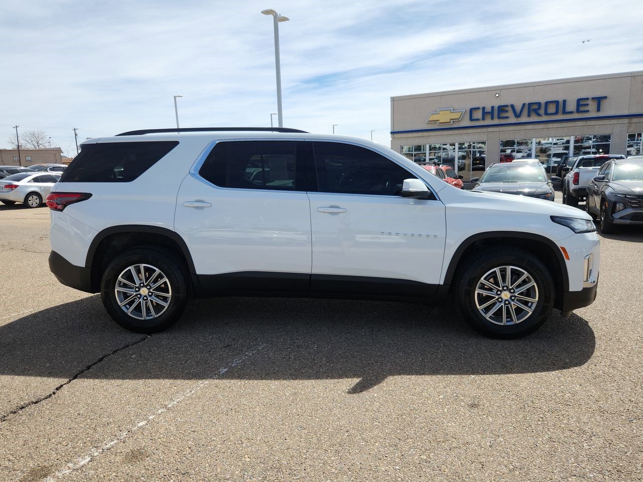 Used 2023 Chevrolet Traverse LT image 9
