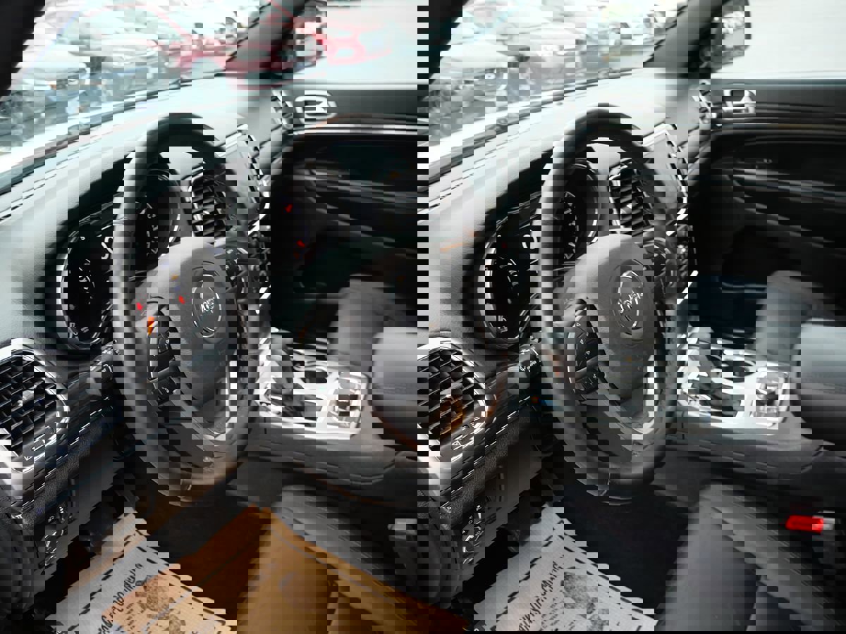 Used 2021 Jeep Grand Cherokee Limited w/ Trailer Tow Group IV image 12