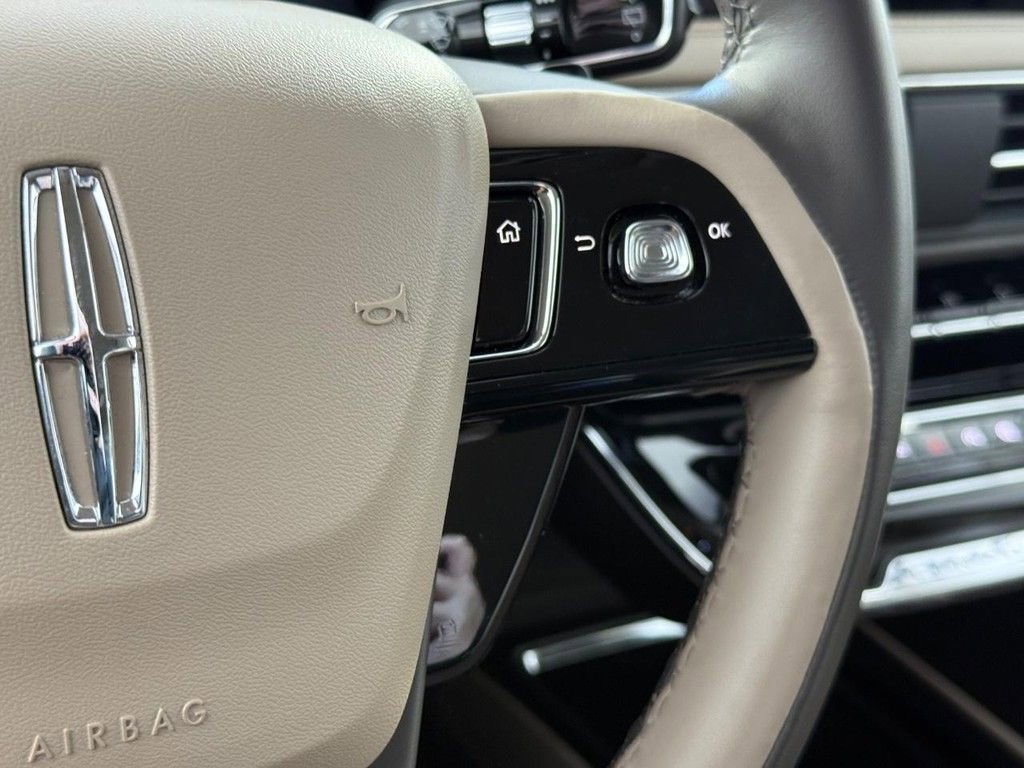 Used 2023 Lincoln Corsair Reserve w/ Jet Appearance Package image 18