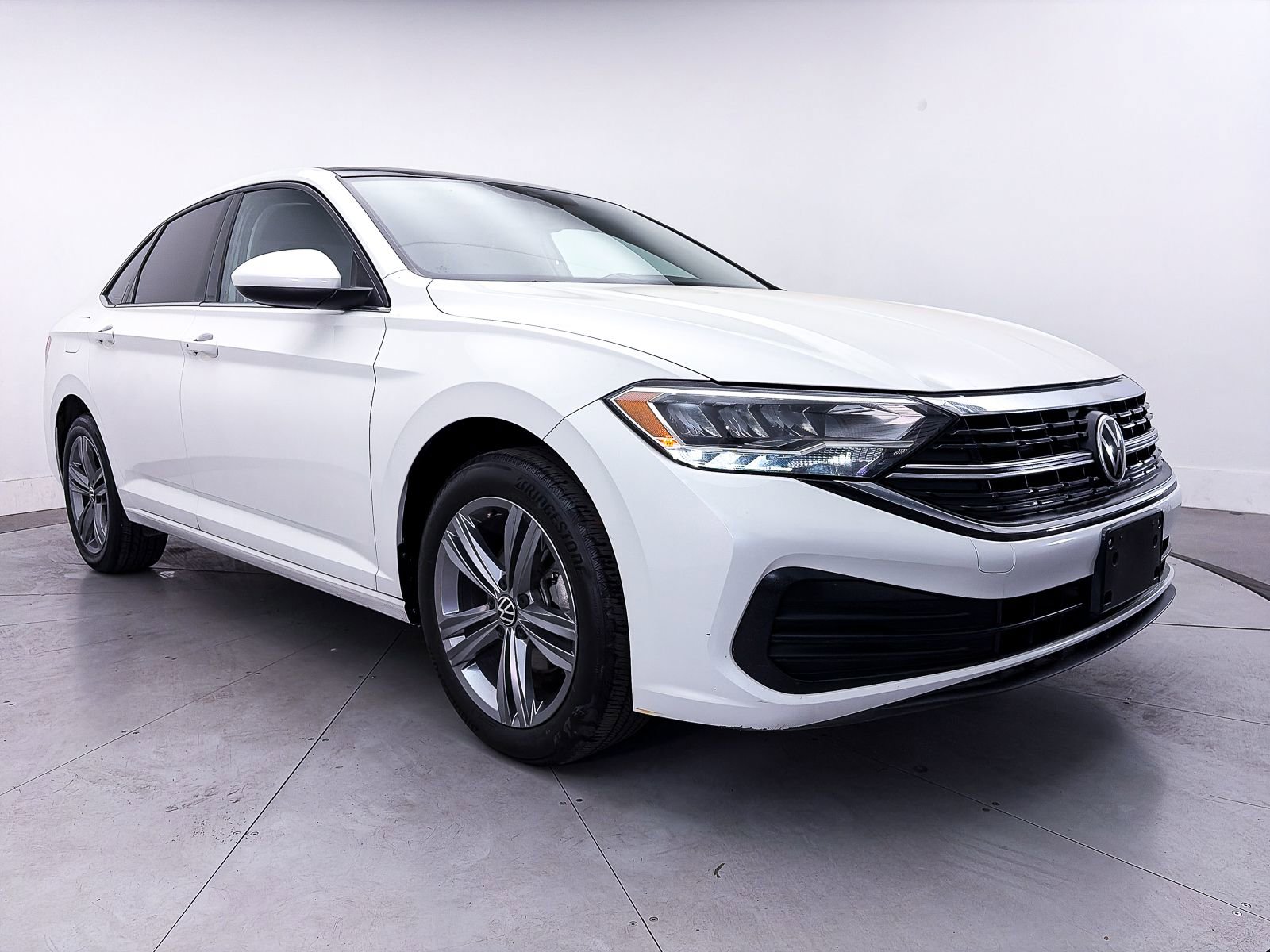 Used 2023 Volkswagen Jetta SE w/ Panoramic Sunroof Package FWD image 9