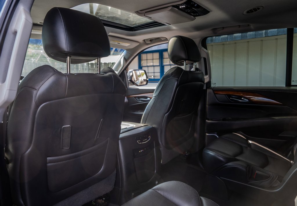 Used 2016 Cadillac Escalade Luxury image 32
