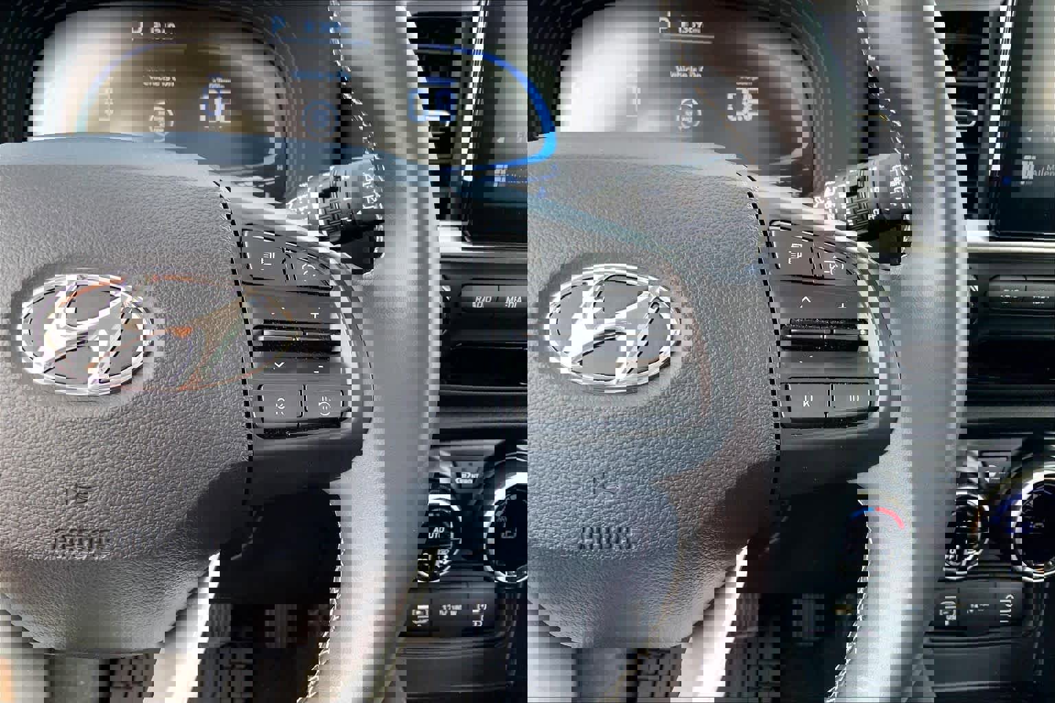 Used 2025 Hyundai Venue SEL FWD image 25