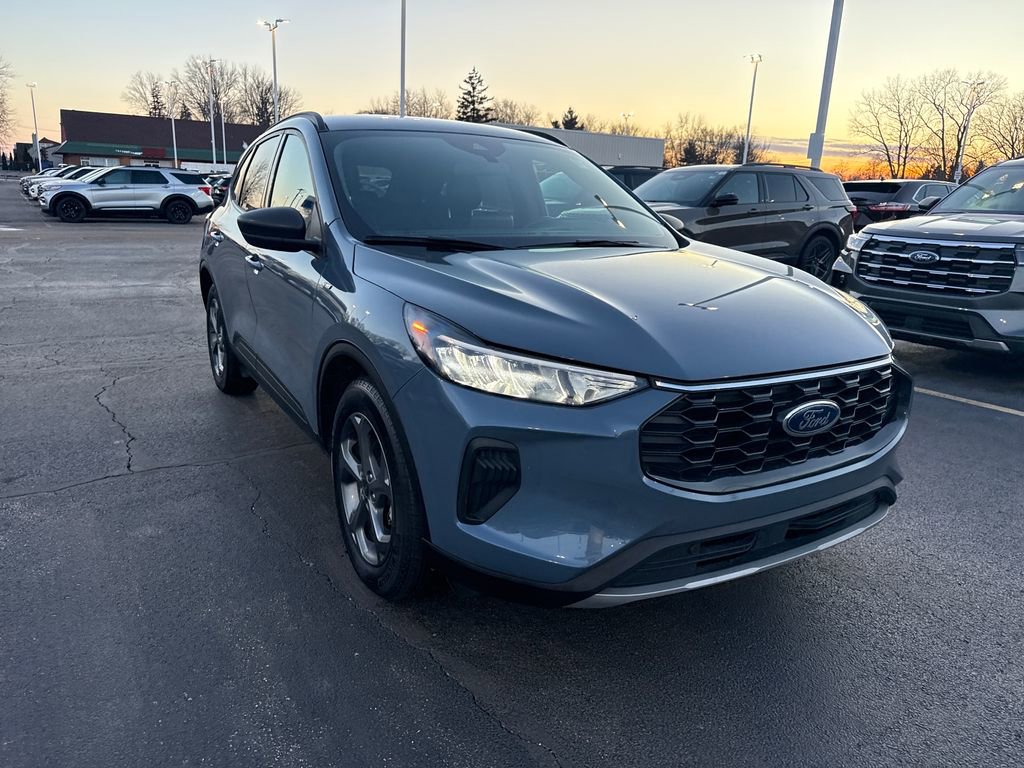 Used 2025 Ford Escape ST-Line w/ Equipment Group 301A image 4